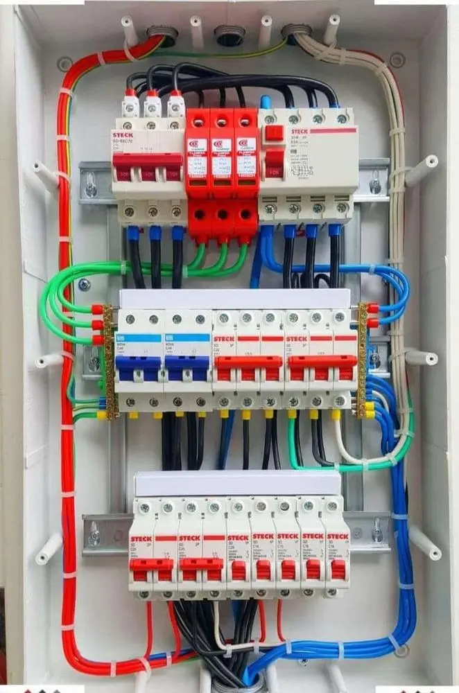Quadro elétrico residencial organizado em Salvador