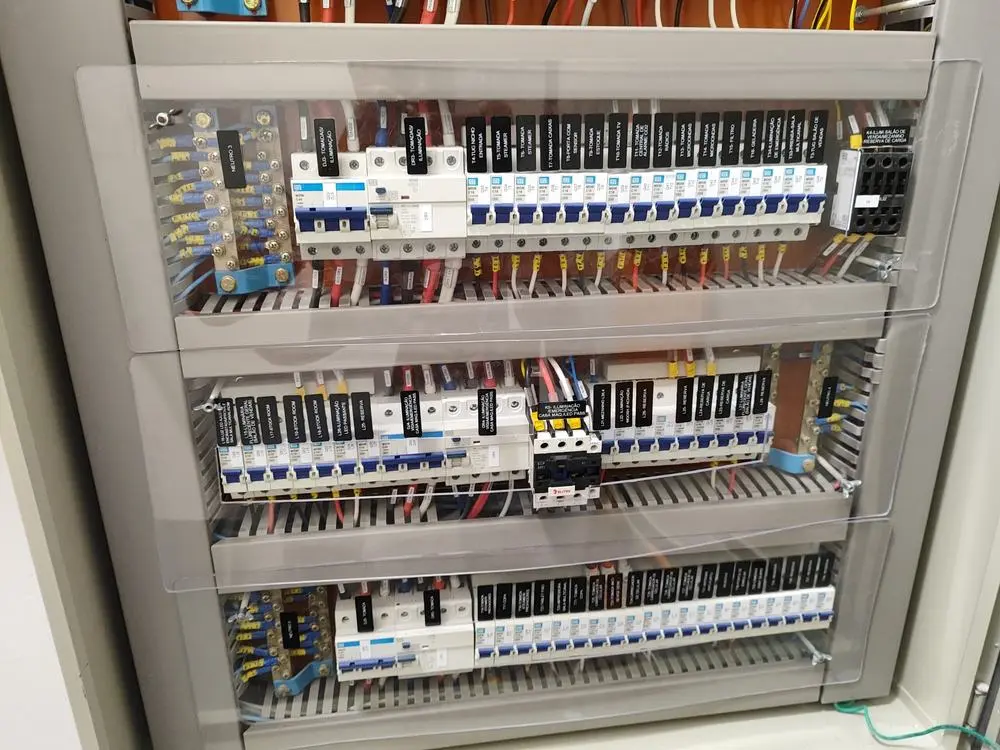 Quadro elétrico comercial identificado