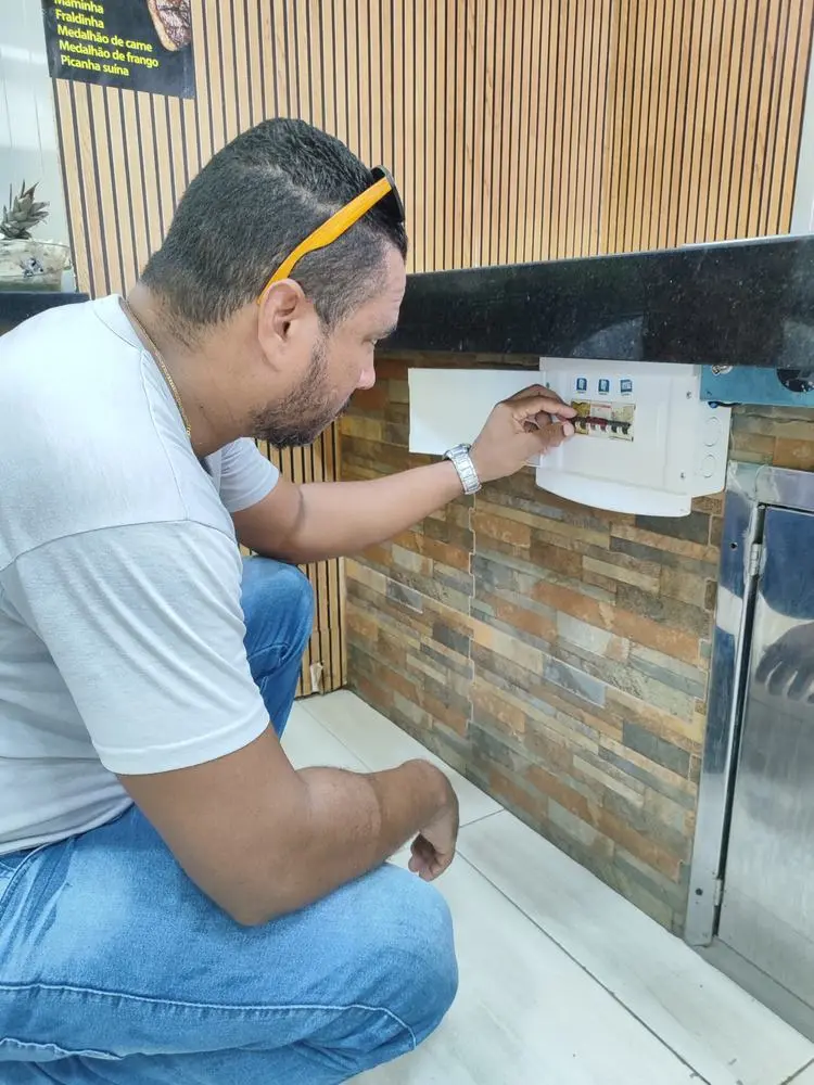 Eletricista revisando quadro em Patamares, Salvador