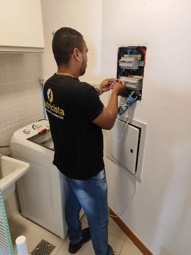 Eletricista testando instalação com multímetro no Caminho das Árvores